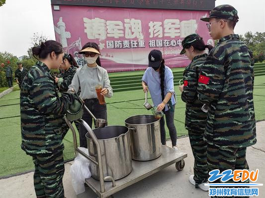 张梦雨、施梦如为学生打绿豆水