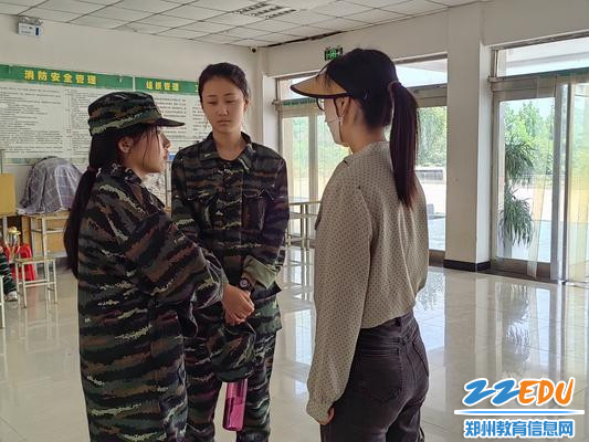 张梦雨给学生谈心