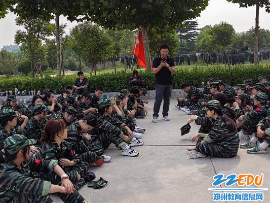 张志华利用学生休息时间，读家长写给学生的信
