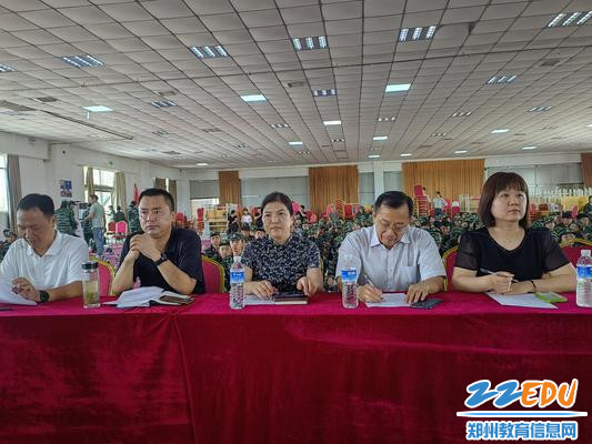 评委认真打分 评委认真打分