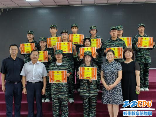 学校领导为获奖班级颁奖并合影 学校领导为获奖班级颁奖并合影