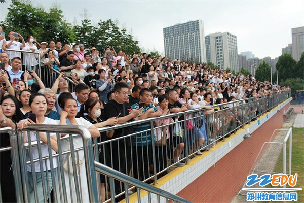 5、看台上观看学生军训汇操比赛 5、看台上观看学生军训汇操比赛