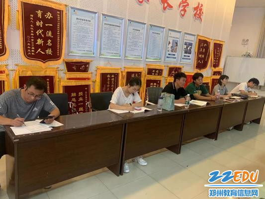 高一美术班班主任认真听讲中