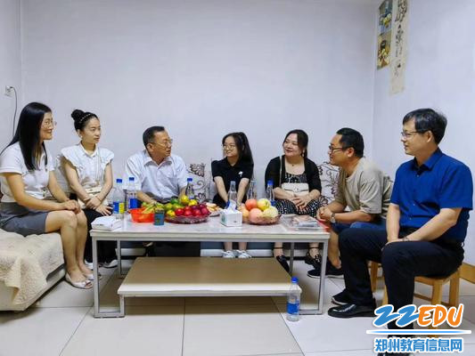 魏勇带领高二（4）班班主任刘文飞及任课教师到刘书琪家家访