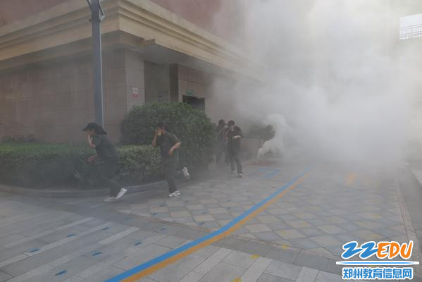 1、学生快速有序逃离教学楼 1、学生快速有序逃离教学楼