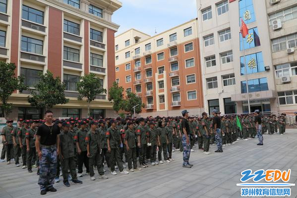 2、教官组织各班仔细清点人数 2、教官组织各班仔细清点人数