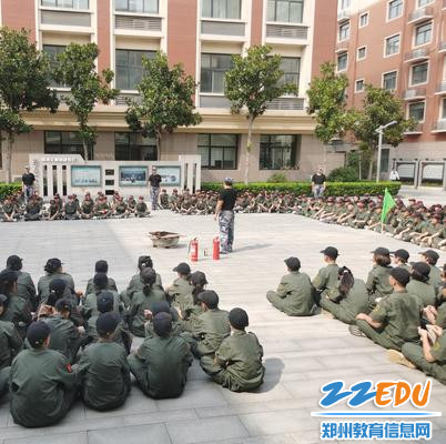 3.学生倾听教官讲解消防知识 3.学生倾听教官讲解消防知识