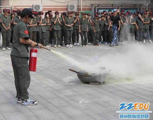 4.学生正确规范操作灭火器灭火 4.学生正确规范操作灭火器灭火