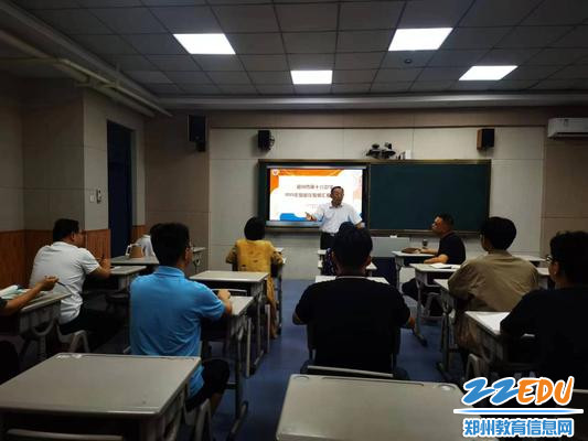 郑州18中校长魏勇对每个人的课进行诊断指导