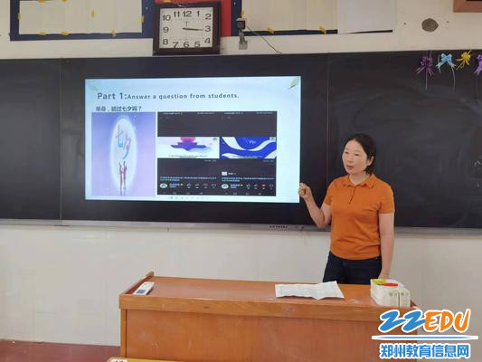 英语组教师熊慧以中国节日七夕为例讲述世界节日