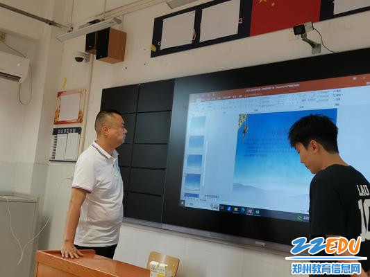 副校长倪海军上台与体育教师研讨