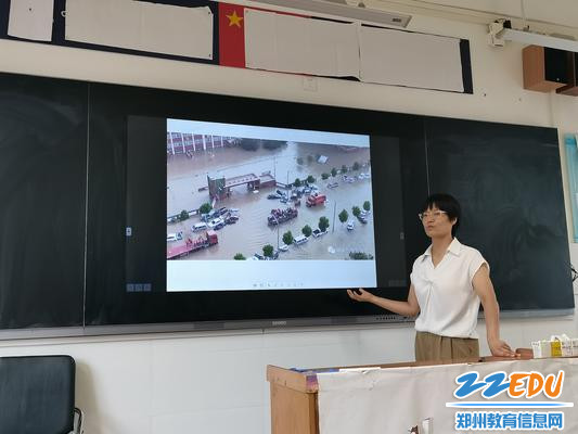 教务处副主任、地理教师娄艳会结合水灾，生动地讲述天气与气候