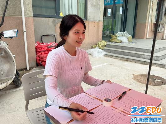 政教处王越老师接待住宿生 政教处王越老师接待住宿生