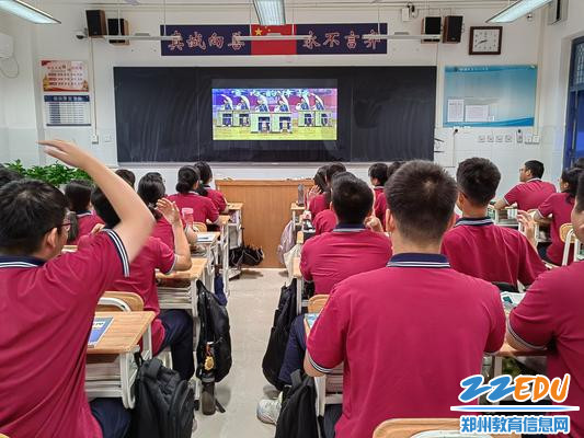 身“体”力行环节，同学们在教室里一起做律动操
