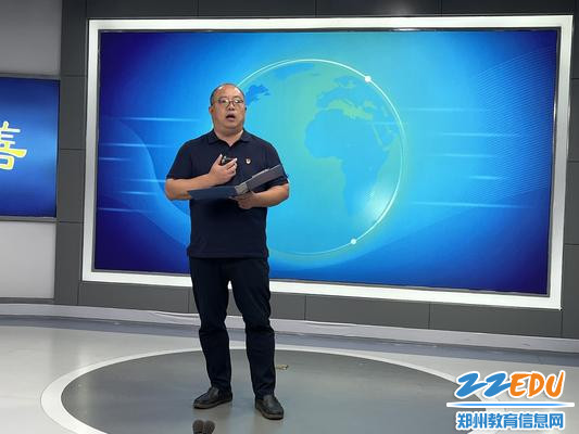 本次“轮·语”讲坛，学校特邀请郑州航空工业管理学院教师、航空航天模型项目国家一级裁判乔保森为同学们讲述了他与航空航天模型的故事