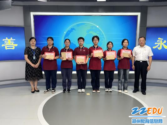 学校领导为获得奖学金的同学和德育先进集体进行了表彰