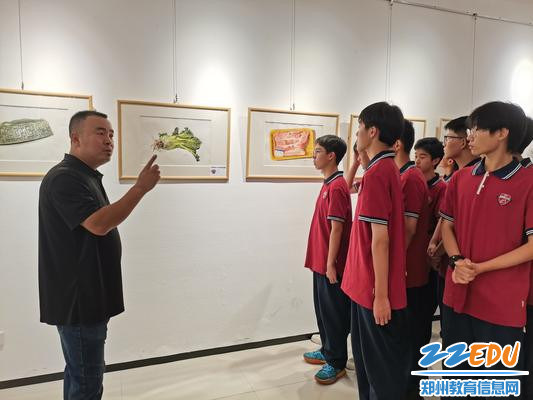 “美”不胜收环节，美术生到唐玉润美术馆参观精微素描展