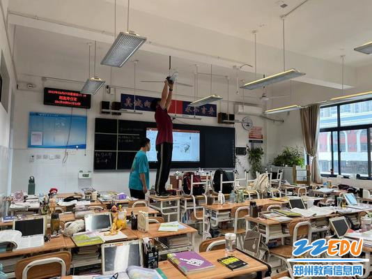 “劳”动最光荣环节，全校师生下午课外活动开展大扫除2