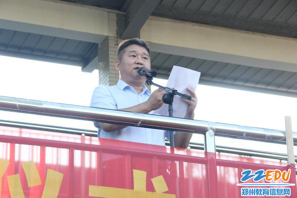 6.副校长王金旺鼓励同学们继续保持吃苦耐劳的精神