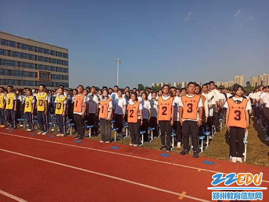郑州市第四十四高级中学开学典礼上全体师生齐聚一堂
