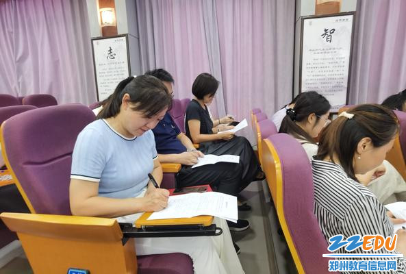 6.老师们集体签订师德师风承诺书 6.老师们集体签订师德师风承诺书