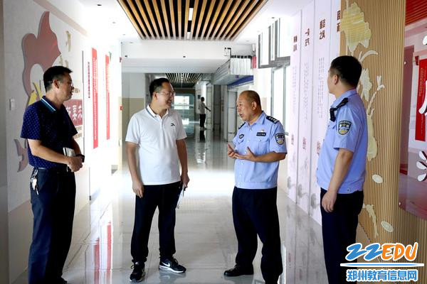 副校长韩光与张泉浩警官巡查校园 副校长韩光与张泉浩警官巡查校园
