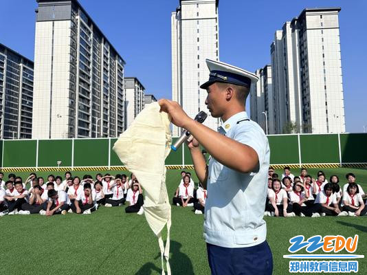 1.王久龙教官介绍三角巾的用法 1.王久龙教官介绍三角巾的用法