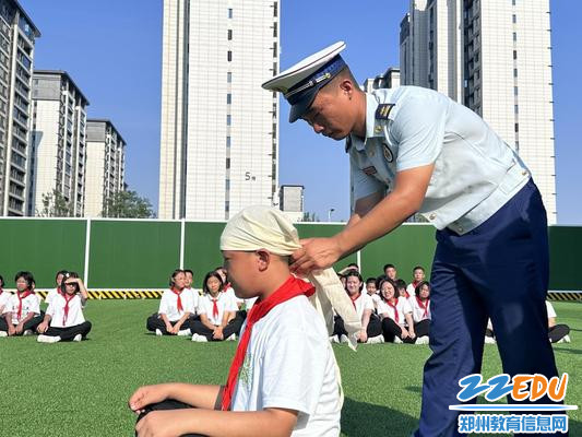 2.演示普通头部包扎 2.演示普通头部包扎