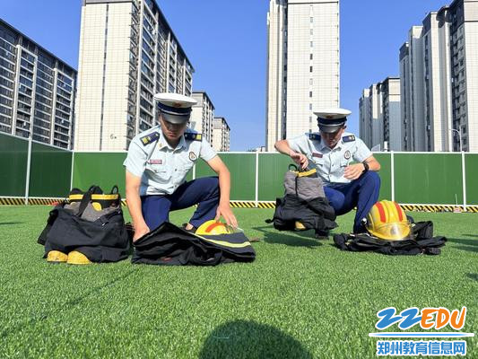 4.教官们展示战斗服 4.教官们展示战斗服