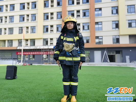 6.学生试穿战斗服 6.学生试穿战斗服