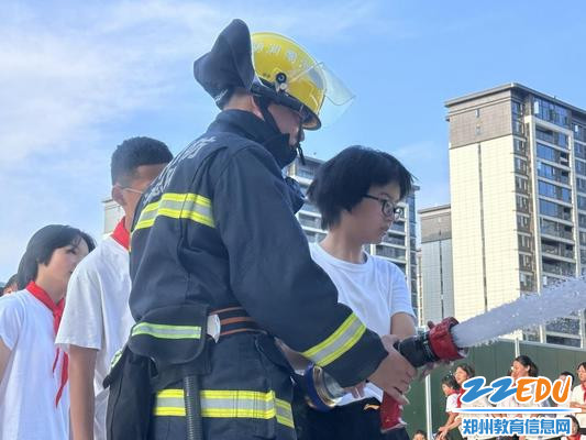 7.学生沉浸式体验多功能水枪的使用方法 7.学生沉浸式体验多功能水枪的使用方法