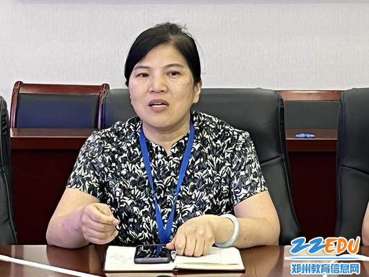 学校党委书记段亚萍对李文数十年为学校发展付出的汗水、心血和智慧表示衷心感谢 学校党委书记段亚萍对李文数十年为学校发展付出的汗水、心血和智慧表示衷心感谢