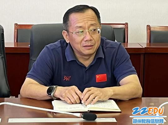 校长魏勇对李文几十年如一日的无私奉献给予了充分的肯定 校长魏勇对李文几十年如一日的无私奉献给予了充分的肯定