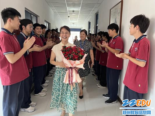 学生代表列队欢送,表达依依不舍之情 学生代表列队欢送,表达依依不舍之情