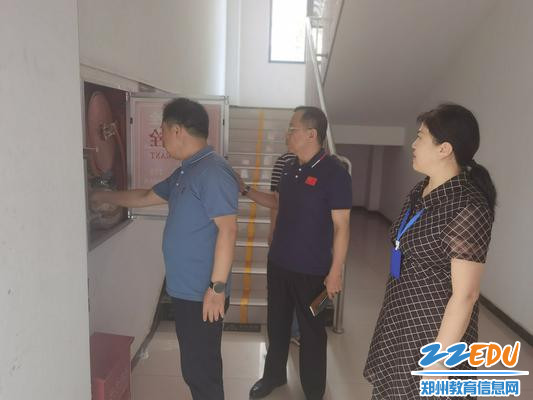 实地察看宿舍楼消防设施 实地察看宿舍楼消防设施