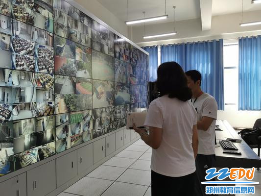 实地察看监控室实时运转情况 实地察看监控室实时运转情况
