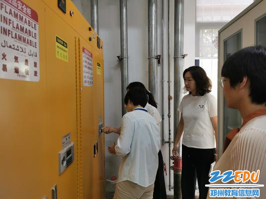 实地查看危化品实验室安全管理情况 实地查看危化品实验室安全管理情况