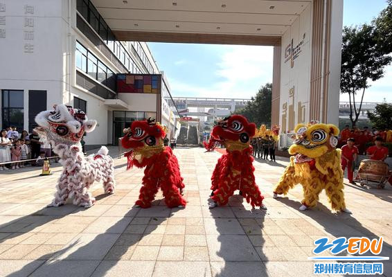 郑州航空港区实验学校舞龙醒狮社团为一年级学生雄狮送祝福。
