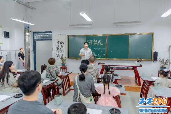 护航路小学校长曹智仁为一年级新生上开笔礼第一课。