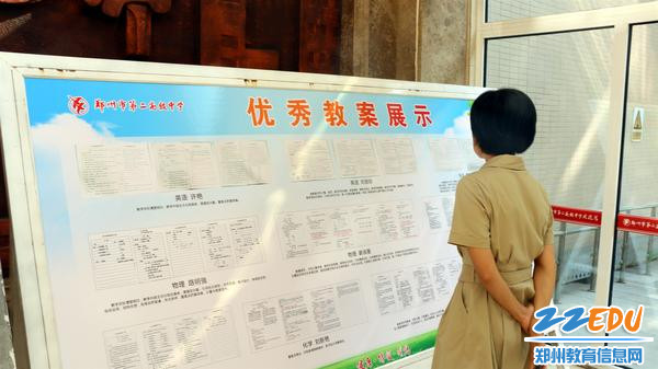 老师在驻足观看_副本 老师在驻足观看_副本