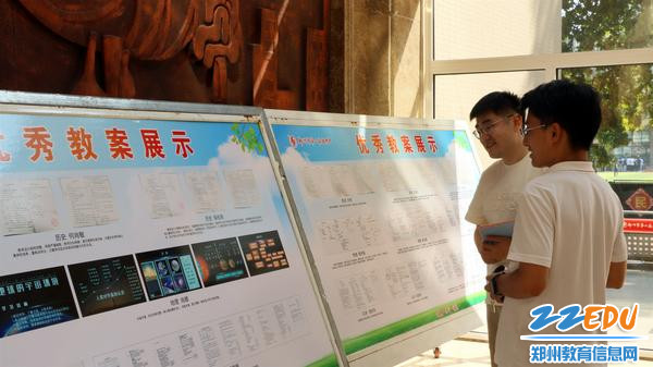 老师们在学习探讨_副本 老师们在学习探讨_副本