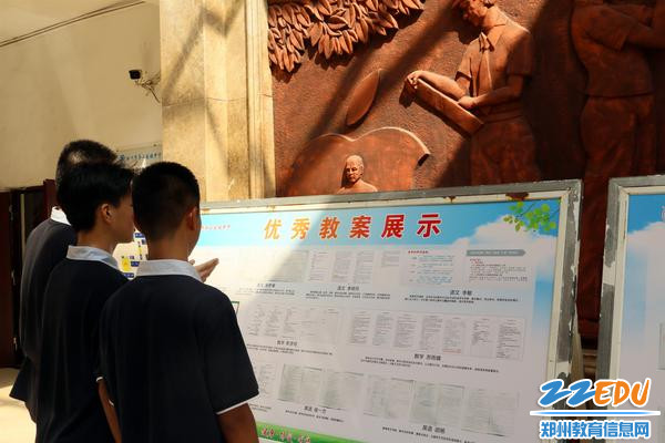 同学们进行讨论_副本 同学们进行讨论_副本