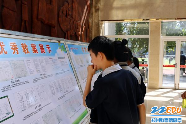 学生驻足观看_副本 学生驻足观看_副本