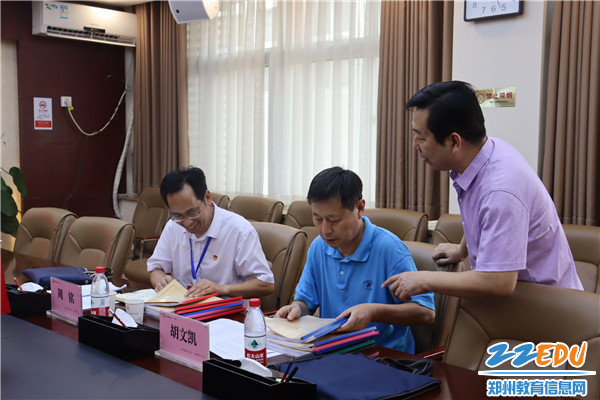 2.查看资料 2.查看资料