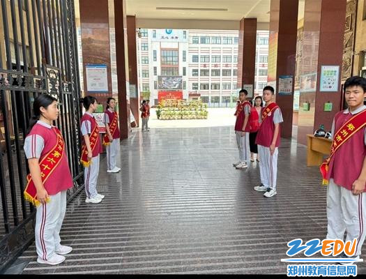 学生会代表迎接新生家长