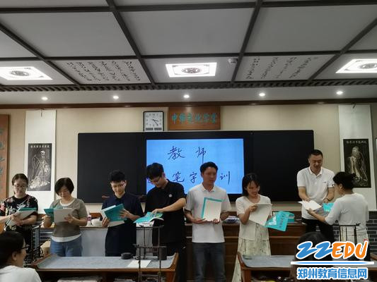 副校长倪海军为教师发放硬笔书法学习用品