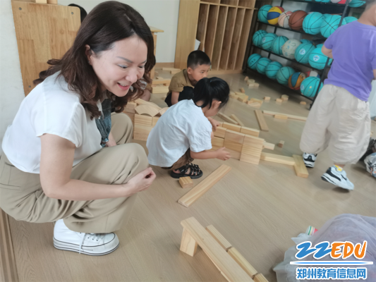 4郑州市实验幼儿园党总支书记、园长张莉深入班级，进行游戏指导