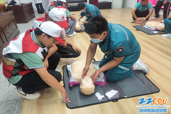 为学校红十字救援队队员讲解心肺复苏正确方法_副本 为学校红十字救援队队员讲解心肺复苏正确方法_副本