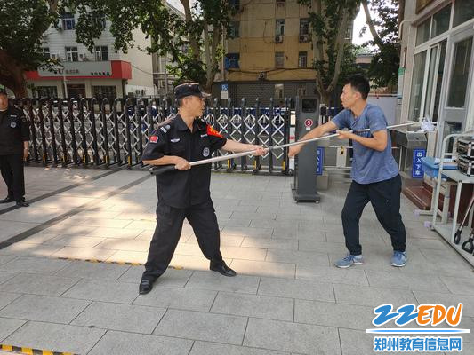 3.团委书记黄晓杰讲解钢叉的使用方式 3.团委书记黄晓杰讲解钢叉的使用方式