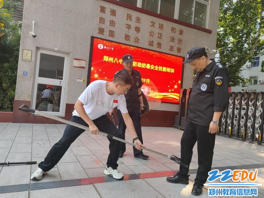 4.安全专干孟祥艺演示使用抓捕器 4.安全专干孟祥艺演示使用抓捕器